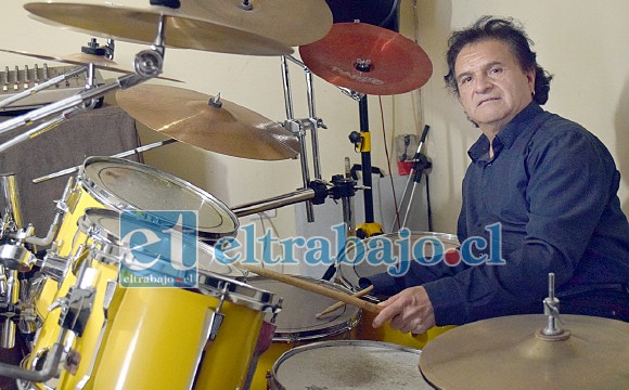 ESTAY IMPARABLE.- Aquí vemos a Jorge Estay ofreciéndonos una sesión demostrativa de su trabajo como baterista. Él ideó un sistema para atar la baqueta a su brazo, así logra tocar con gran contundencia.