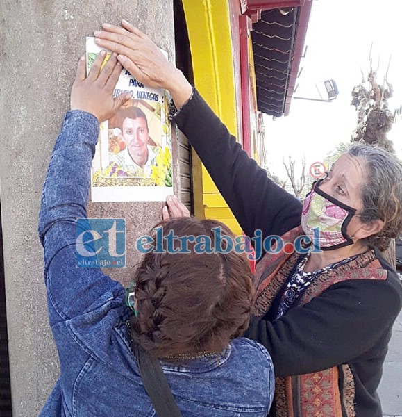 En un poste colocando el retrato de Mauricio pidiendo justicia.