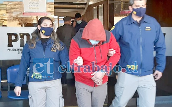 El imputado saliendo del cuartel de la PDI cuando fue detenido.