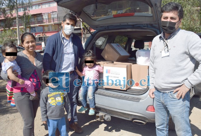 FAMILIAS AGRADECIDAS.- Carlos Rojas, Iván Gutiérrez y Renso Farías, los tres voluntarios del programa Migrantes, entregaron la tarde de este martes más cajas a familias migrantes en Departamentos Encón.