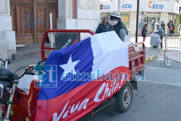 EN EL CORAZÓN.- Este comerciante sanfelipeño en cambio, ya adornó su carrito con nuestra Bandera Patria, pues la fiesta se lleva en el corazón. ¿Y tú, cómo vivirás las Fiestas Patrias?