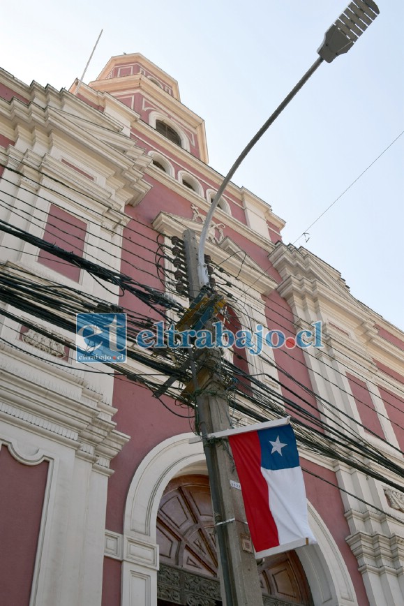 PERO PASAMOS AGOSTO.- Así de triste, a Catedral cerrada, luce esta banderita tricolor en los sucios postes de nuestra ciudad.