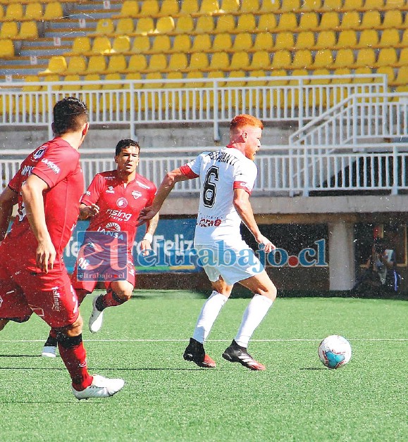 El volante central Leandro Fioravanti empañó su buena actuación con la expulsión que sufrió al final del duelo. (Foto: Felipe Venegas/Ñublense)