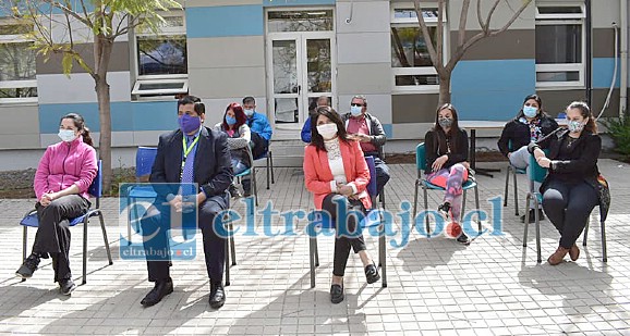 En el patio central del Cesfam Santa María se dio inicio a la campaña #DeEstaSalimosJuntos.
