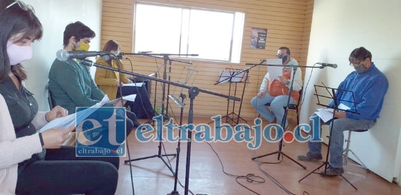 Los integrantes del taller de Radio Teatro durante las grabaciones del espacio.
