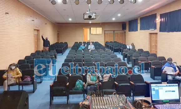 Los integrantes del taller de Radio Teatro durante las grabaciones del espacio.