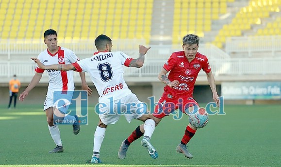 Tomás Lanzini intenta frenar el avance de un jugador de Ñublense. (Foto: Felipe Venegas/Ñublense)