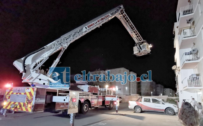 LA INTERNACIONAL.- Las maniobras de rescate tardaron dos horas, este simulacro sirvió para detectar virtudes y aspectos que mejorar tanto de la unidad de escala mecánica, como del proceder de los bomberos en escena.