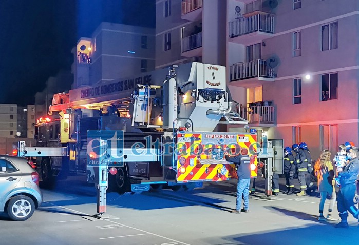 SIEMPRE MEJORANDO.- Más de diez bomberos participaron en este simulacro desarrollado en el Condominio Parque San Felipe ubicado en Diego de Almagro.