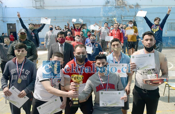 LOS AFUERINOS.- Aquí están los campeones del torneo de Baby Fútbol, ellos dejaron en el camino a 11 equipos más.