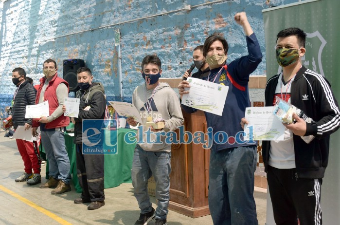 FIGURAS DESTACADAS.- En varias categorías varios de los jugadores recibieron su premio y diploma, cada uno celebró a su manera.
