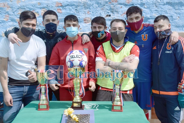 LÍDERES POSITIVOS.- Aquí tenemos a los internos que colaboraron durante todo el campeonato como organizadores de todo el taller deportivo.