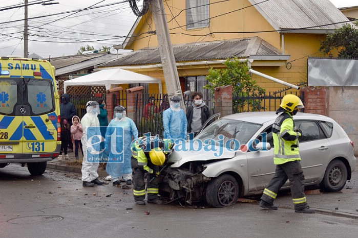 ¿DEBE MORIR ALGUIEN?.- Recientemente este automóvil se estrelló contra este poste a gran velocidad. Los vecinos aseguran sentir mucho temor con este tipo de conductores en tan insegura avenida.