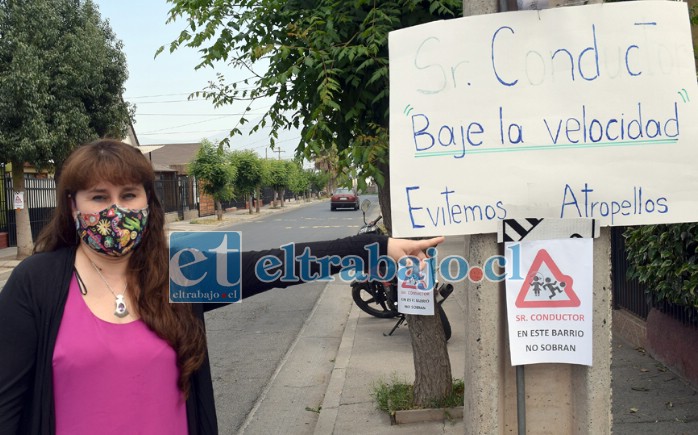 VECINOS DESESPERADOS.- Johana Gajardo muestra a Diario El Trabajo las improvisadas señaléticas que ella y sus vecinos han instalado en el barrio.