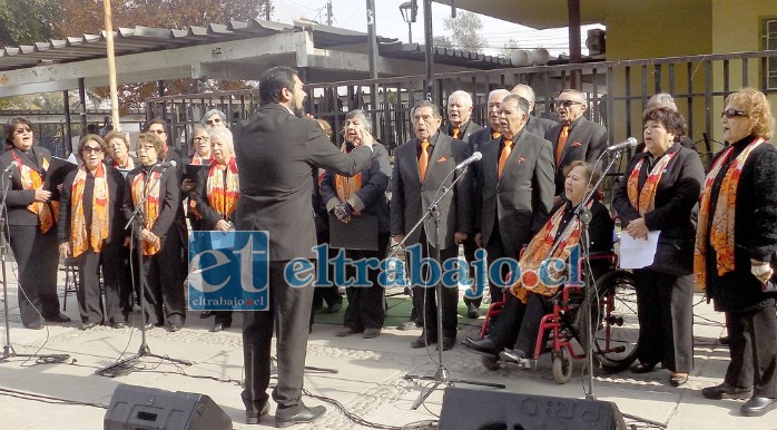 SUERTE CHIQUILLOS.- Aquí tenemos a los integrantes del Coro Adulto Mayor de San Felipe, cuando se presentaba en actividades abiertas antes de la pandemia.