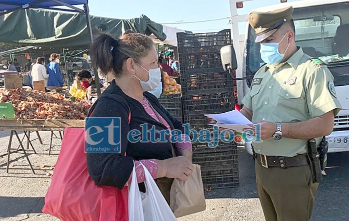 CAMPAÑA EN LA COMUNA.- En las ferias de nuestra ciudad estos carabineros hacen su trabajo informativo y preventivo con los sanfelipeños.