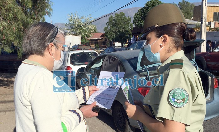 MUY INTERESADOS.- Esta vecina mostró su interés por la información que esta carabinera le entrega.