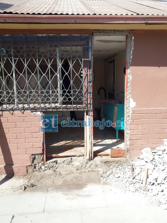 DAÑOS ESTRUCTURALES.- Así quedó la vivienda de Cristian Olivares luego que un auto se estrellara este sábado en la tarde.