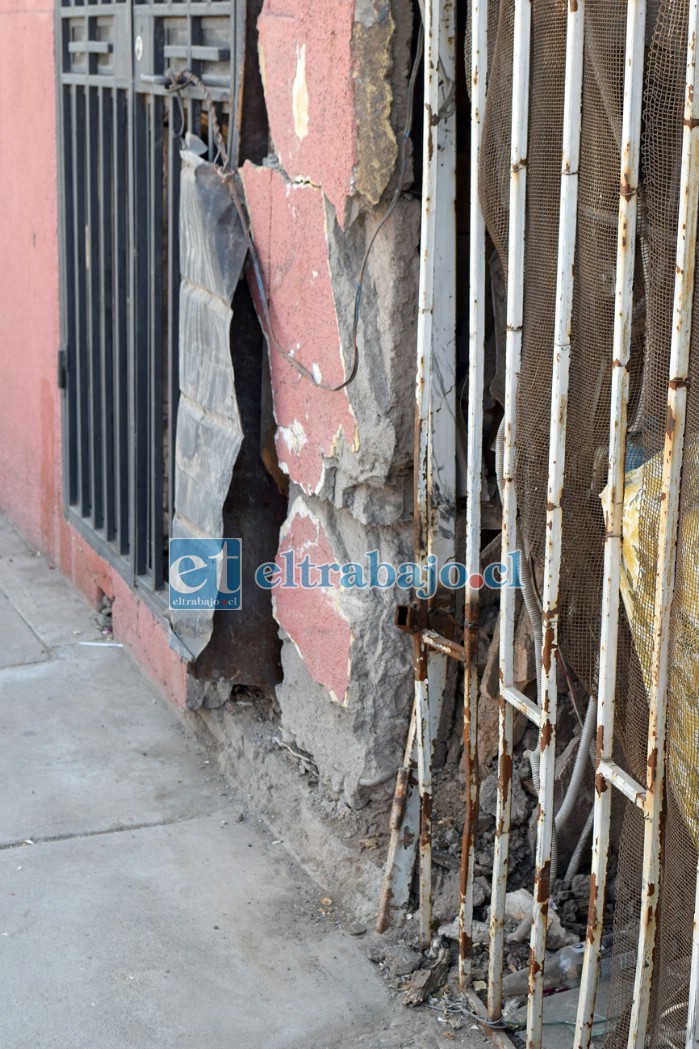 TIERRA DE NADIE.- Al frente de la casa de don Cristian está esta otra vivienda, igual dañada por otro vehículo hace meses.