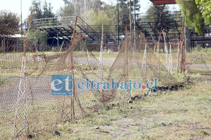 SIN SEGURIDAD.- Las mallas perimetrales ya están inservibles, al parecer el Municipio pronto las cambiará.