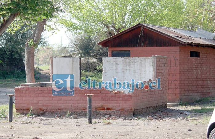 ESTRUCTURA DAÑADA.- En estos recintos hace años se vendían bebidas y golosinas a los visitantes.