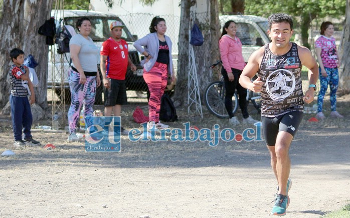 NECESITAMOS PISTA DE ATLETISMO.- Los atletas de nuestra comuna se las tienen que aguantar cada vez que hacen ejercicios en el Estadio Fiscal.