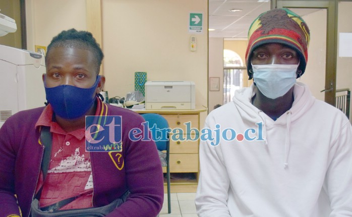 LOS DENUNCIANTES.- Ángelo Cemelos y Diovenson Thimau visitaron Diario El Trabajo para denunciar públicamente esta situación.