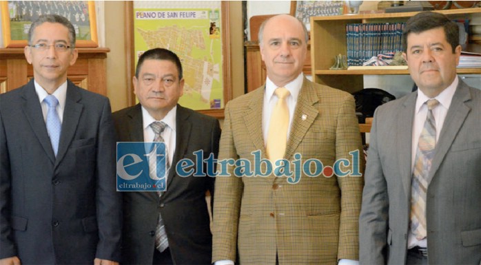 INDUSTRIALINOS.- Ellos son sólo una parte del personal a cargo de la Escuela Industrial Guillermo Richards Cuevas, de San Felipe. (Archivo)