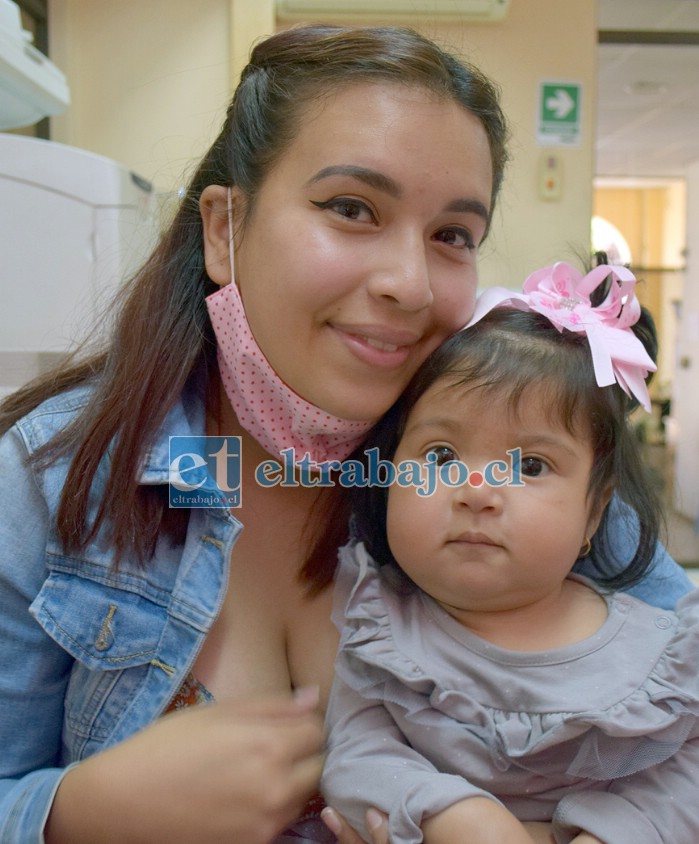 UNA LUCHADORA.- Camila y su bella hija visitaron nuestra Sala de Redacción para conectar con nuestros lectores a través del amor que irradia la pequeña Leonor.