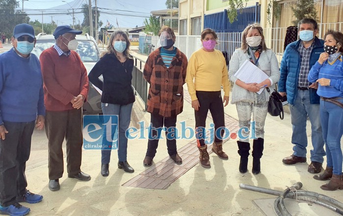 DIÁLOGO PRODUCTIVO.- Los vecinos de Hermanos Carrera se reunieron la mañana de este martes con la directora biprovincial del Serviu, Patricia Boffa Casas.