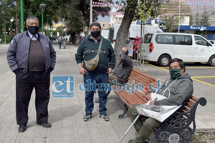 POR FIN EN SUS BANCAS.- Los adultos mayores de nuestra comuna son los más alegres con esta reapertura de nuestra Plaza de Armas.