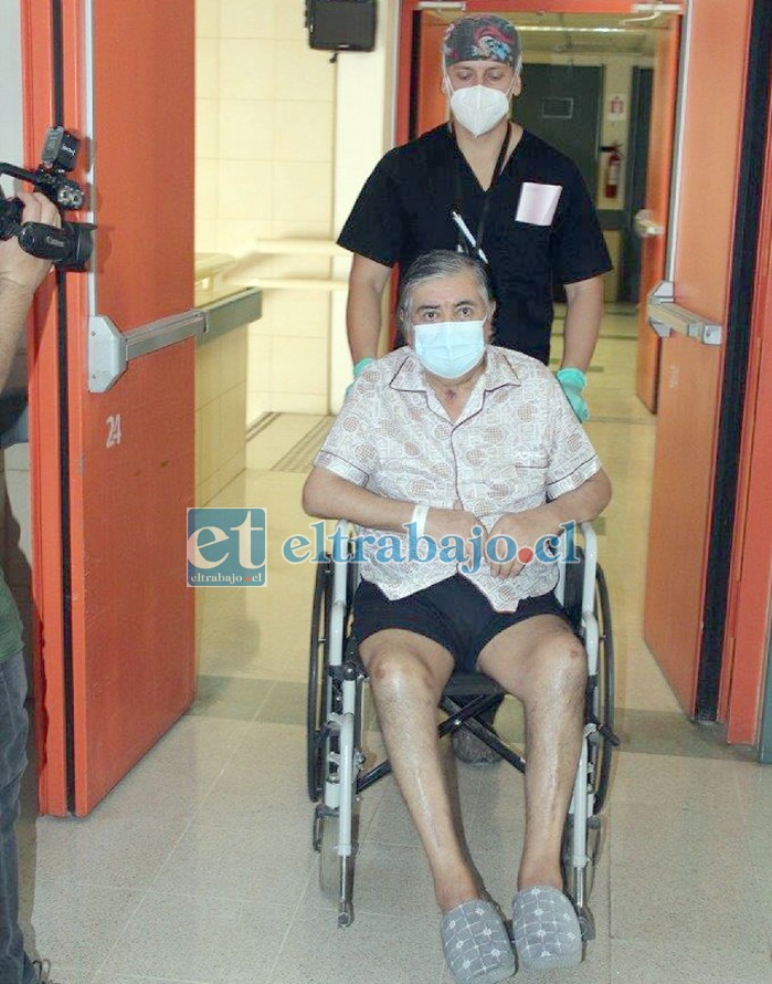 Carlos Araya, paciente que este viernes obtuvo el alta médica para regresar a su domicilio, luego de permanecer más de 130 días hospitalizado, por fin regresó a casa.