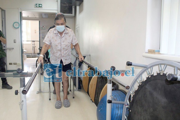 Don Carlos ingresó con varias condiciones de salud que complicaron su estado, razón por la que estuvo en la Unidad de Cuidados Intensivos ayudado por ventilación mecánica, en la Unidad de Tratamiento Intermedio y finalmente en el Servicio de Medicina Respiratoria.