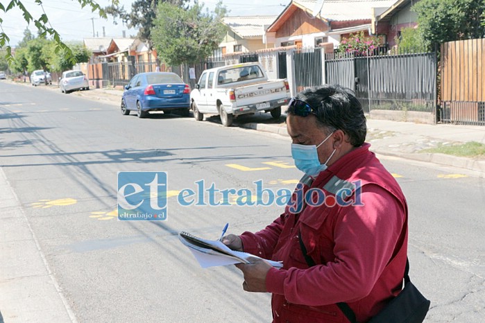 VIENE RESALTO.- Varios funcionarios del Departamento de Tránsito se constituyeron en terreno para evaluar la solicitud de los vecinos, específicamente en Avenida Chile.