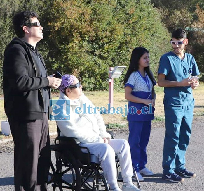TARDE INOLVIDABLE.- Aquí la vemos la tarde del martes 2 de julio de 2019, cuando profesionales del CRI la sacaron al patio para ver el Eclipse.
