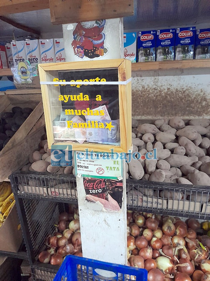 Alcancías disponibles.- Aquí vemos una de las varias alcancías instaladas en el comercio local por Héctor Hormazábal.