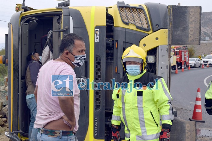 EN EL LUGAR.- Las cámaras de Diario El Trabajo registran el momento en que este bombero le informa al conductor que ya puede hacerse cargo de su camión y retirarlo del lugar.