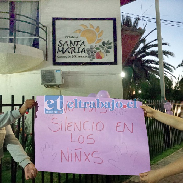 Frases en apoyo a los niños se pudo leer, luego que el imputado fuera nuevamente formalizado por más cargos de abuso sexual.