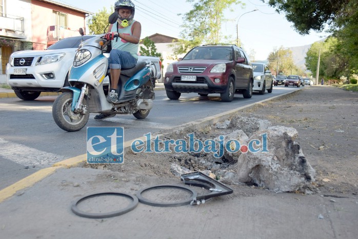 En la imagen se aprecia los daños provocados en la intersección de Chacabuco con Yungay, sector de la cancha de tenis, donde los semáforos fueron arrancados de su base.
