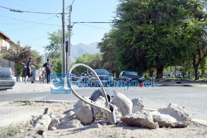 En la imagen se aprecia los daños provocados en la intersección de Chacabuco con Yungay, sector de la cancha de tenis, donde los semáforos fueron arrancados de su base.