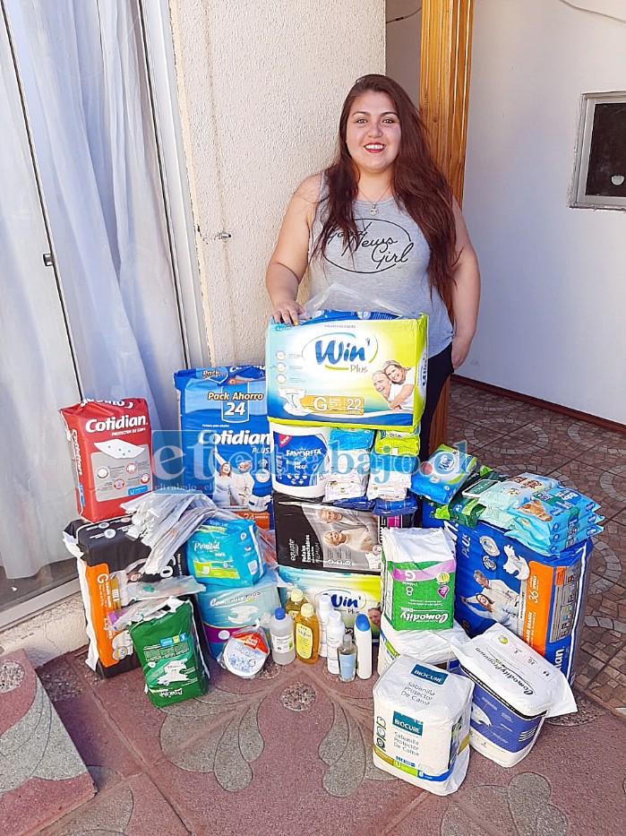 Yesenia Martínez Sánchez junto a parte de la donación que le ha llegado después de contar su drama a nuestro medio.