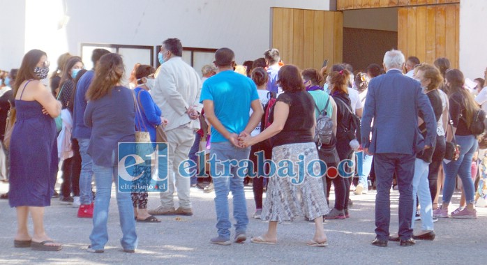 Al final, sólo 50 personas pudieron ingresar a la capilla a raíz de las medidas sanitarias de la actual Fase 3.