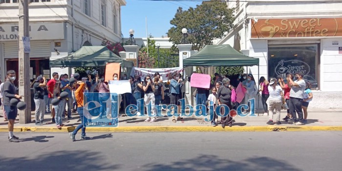 La comunidad educativa del Liceo Parroquial de Rinconada de Los Andes se manifiesta en el frontis de las oficinas del Obispado ubicadas en calle Merced, frente a la plaza de Armas de San Felipe.
