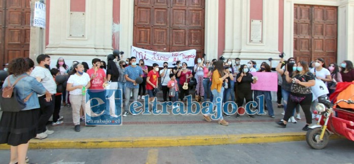 La manifestación también se llevó a efecto frente a la Catedral de San Felipe ubicada en calle Prat con Coimas.