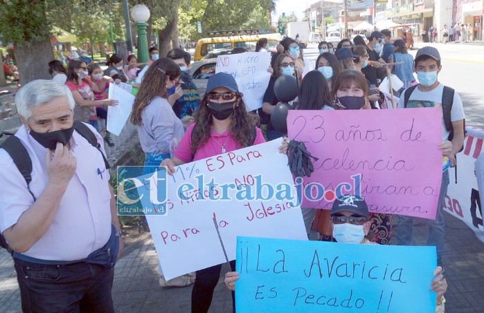 SIGUEN LAS PROTESTAS.- Con gran fuerza se hicieron escuchar decenas de profesores y estudiantes del Liceo Parroquial Teresita de Los Andes, en contra de la administración del Obispado.