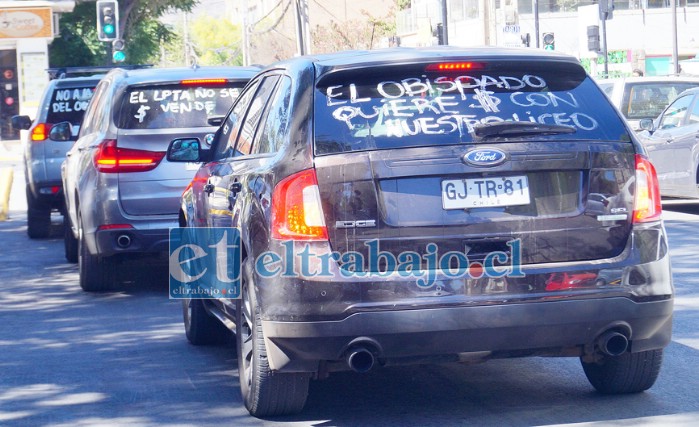 MUCHO RUIDO.- La caravana de autos dio varias vueltas por el centro de San Felipe, luego sus ocupantes bajaron para protestar frente al Obispado.