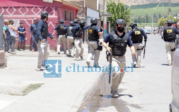 VIOLENTA SALIDA.- En un momento determinado los efectivos de la PDI debieron retirarse del lugar, pues su labor de captura estaba realizada y algunos vecinos lanzaban piedras a los agentes.