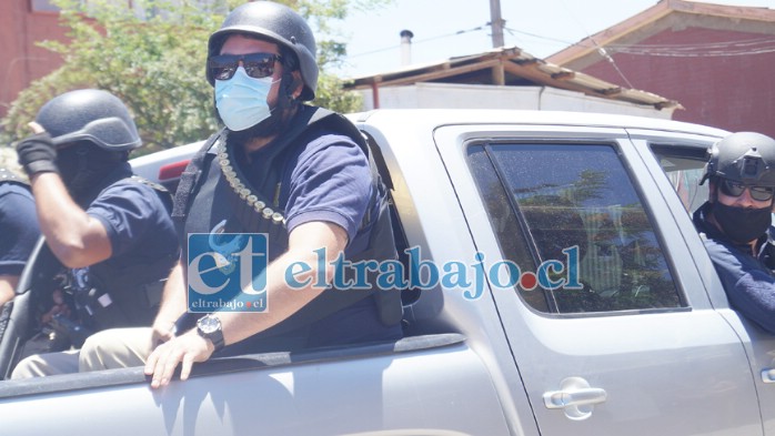MISIÓN CUMPLIDA.- Las cámaras de Diario El Trabajo registran la prisa de los agentes por retirarse del lugar y ponerse a salvo.