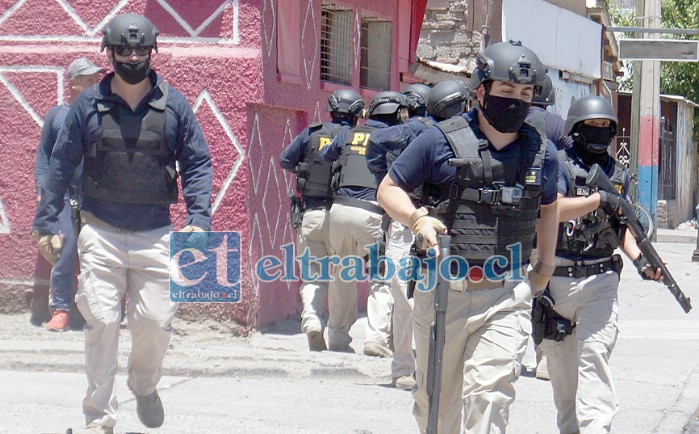EL LARGO BRAZO DE LA LEY.- Fue un trabajo planeado desde hace meses, al final del día trece personas resultaron detenidas y mucha droga y armas fueron sacadas de las calles.