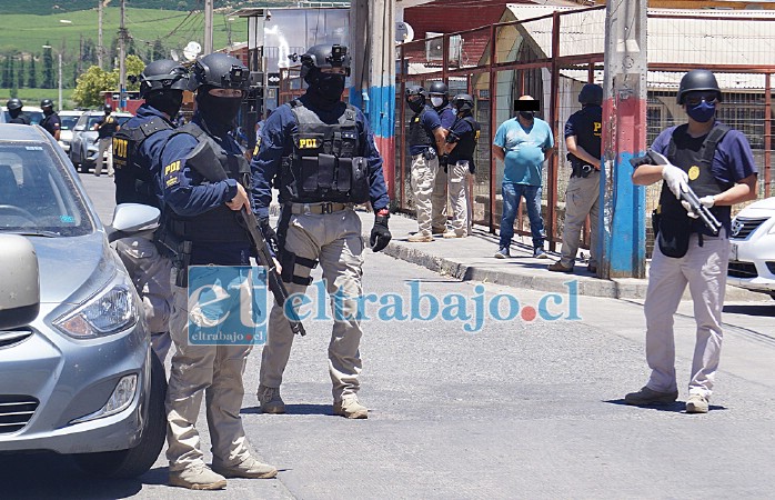 EL LARGO BRAZO DE LA LEY.- Fue un trabajo planeado desde hace meses, al final del día trece personas resultaron detenidas y mucha droga y armas fueron sacadas de las calles.